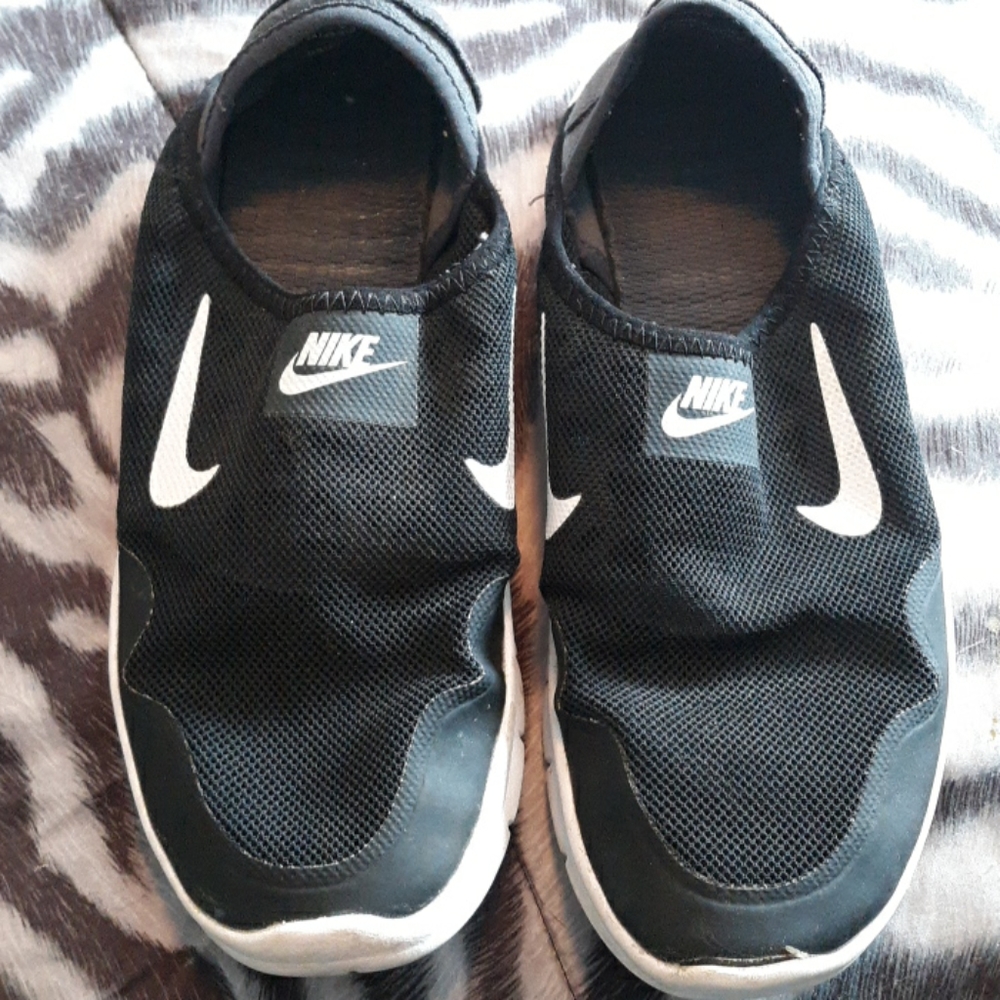 Nike slip on shoes